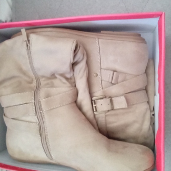 Boots - Picture 3 of 4